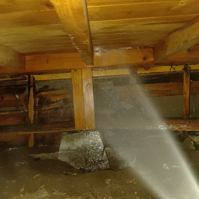 床下木材にシロアリ駆除剤を散布