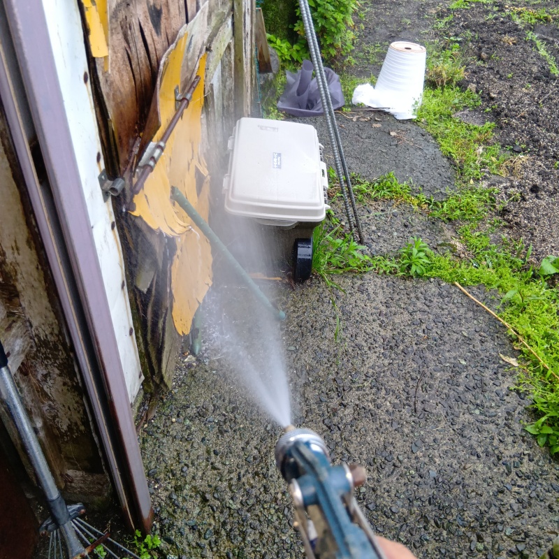 建物外周の土壌にシロアリ駆除剤を散布