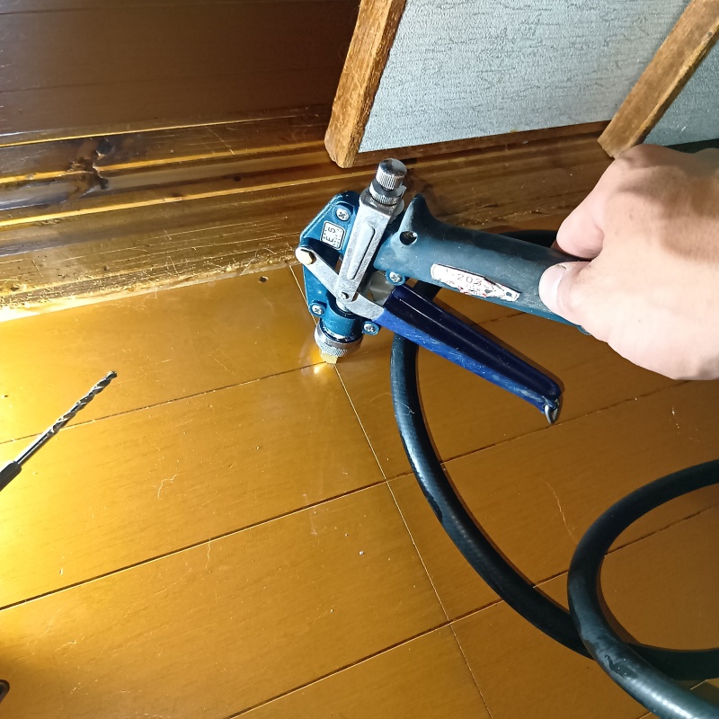フローリングに穴を開けてシロアリ駆除剤を注入