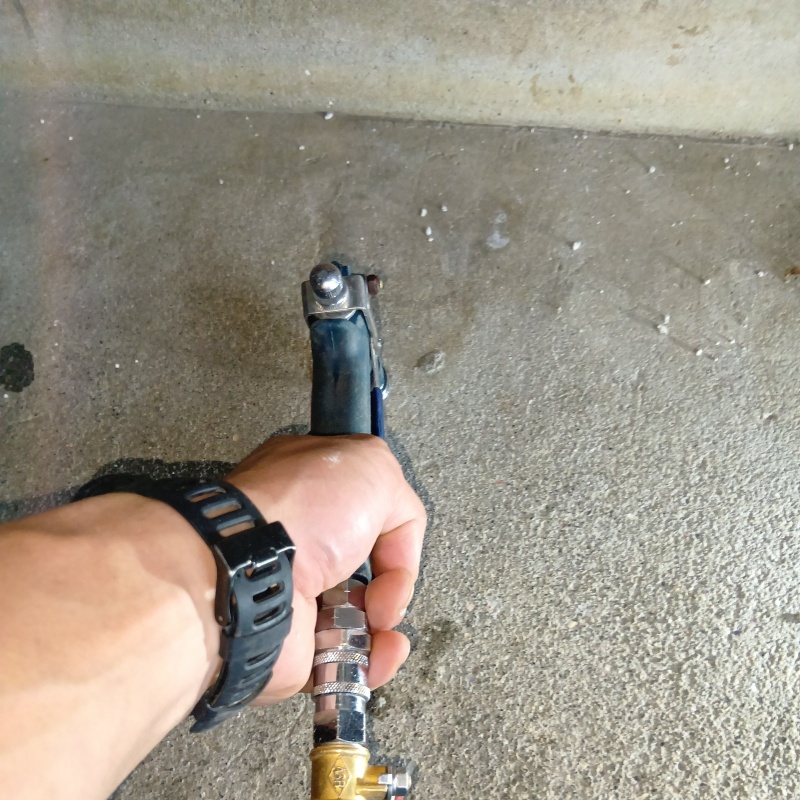 コンクリートに穴を開けてシロアリ駆除剤を注入