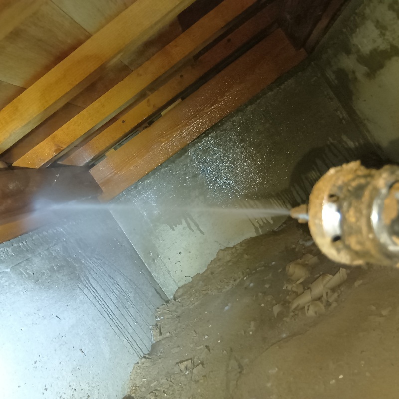 床下木材にシロアリ駆除剤を散布