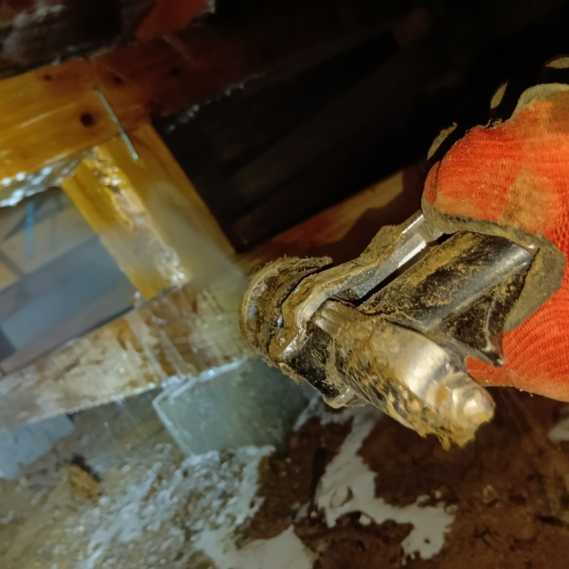 床下木材にシロアリ駆除剤を散布