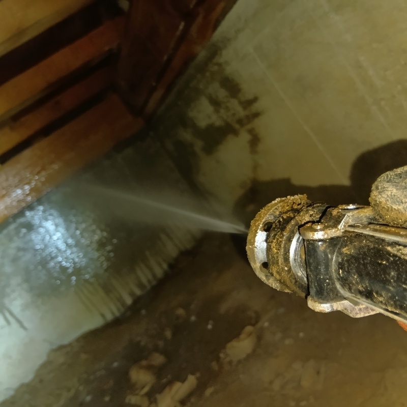 基礎にシロアリ駆除剤を散布