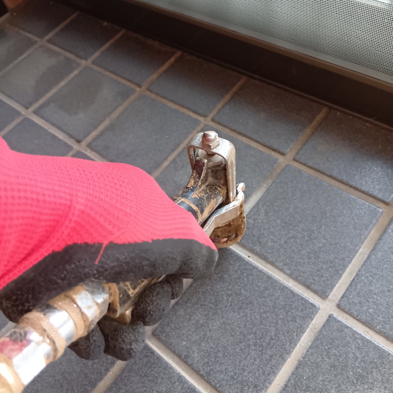 玄関床に穴を開けてシロアリ駆除剤を注入