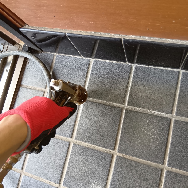 玄関床の目地からシロアリ駆除剤を注入