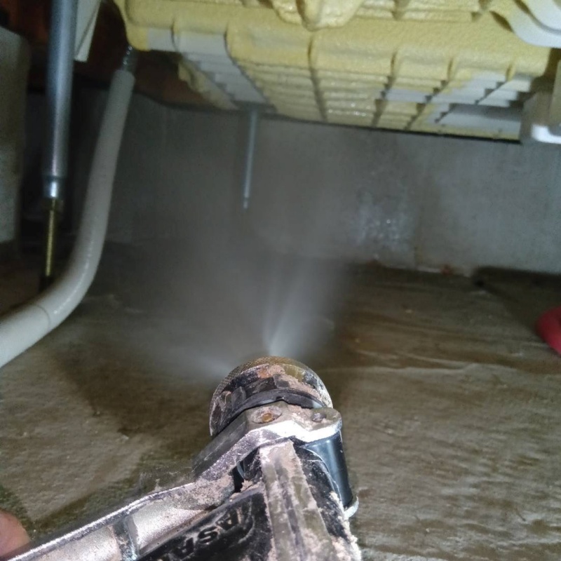 地面にシロアリ駆除剤を散布