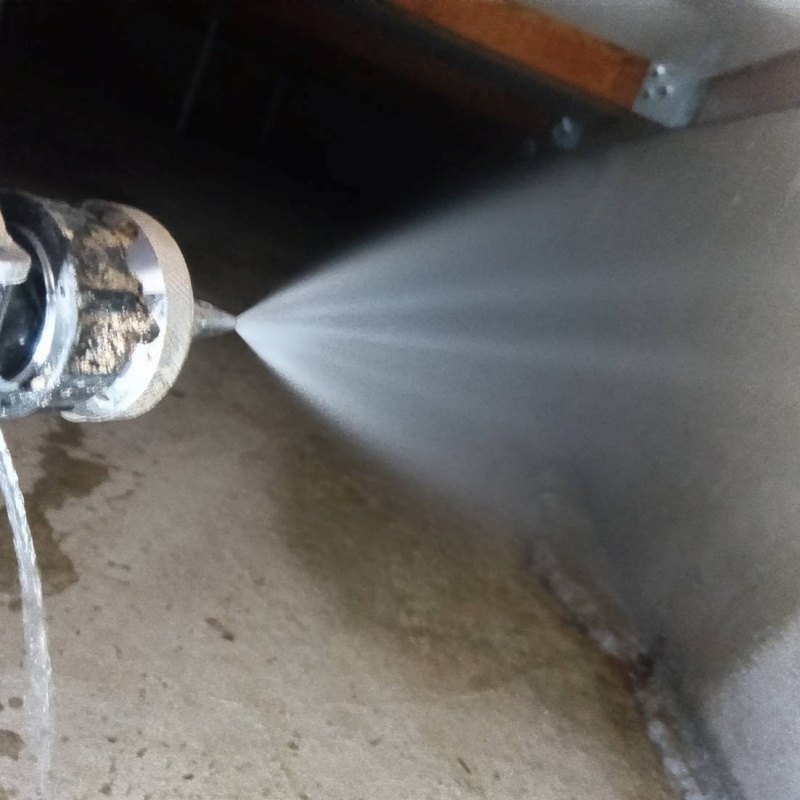 基礎にシロアリ駆除剤を散布