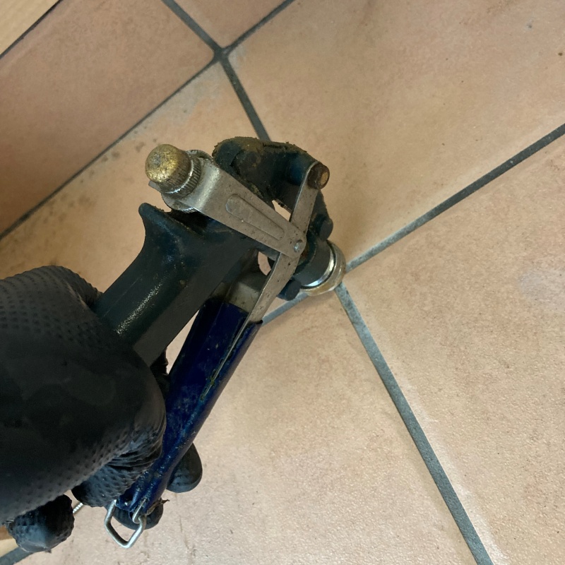 玄関床に穴を開けてシロアリ駆除剤を注入