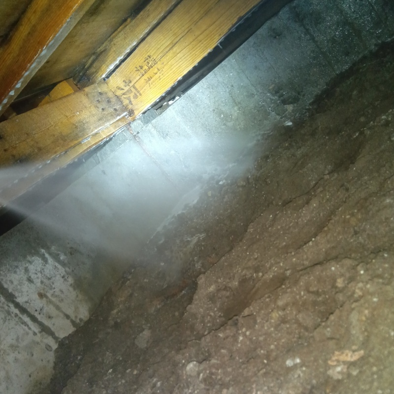 基礎にシロアリ駆除剤を散布