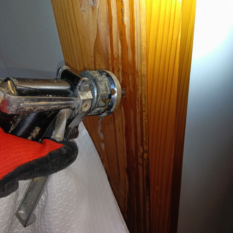 木の柱に穴を開けてシロアリ駆除剤を注入