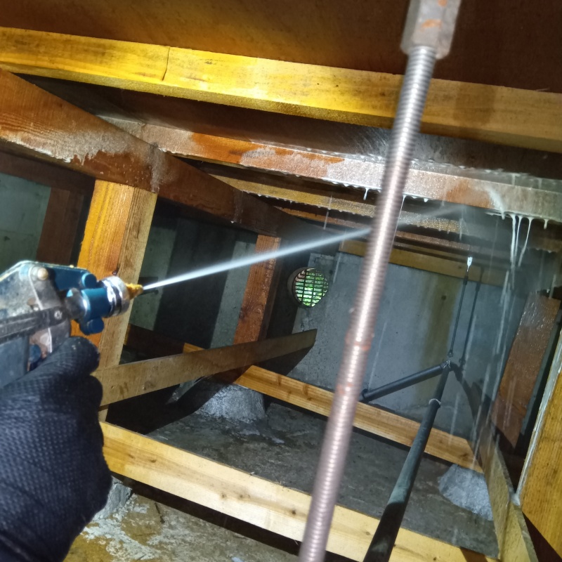 床下木材にシロアリ駆除剤を散布