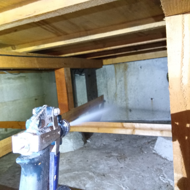 基礎にシロアリ駆除剤を散布