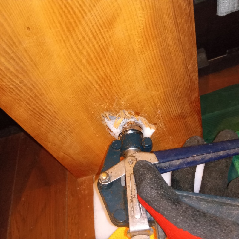 木の柱に穴を開けてシロアリ駆除剤を注入