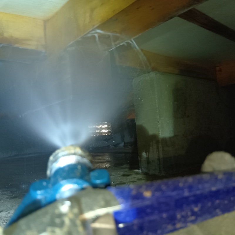 床下木材にシロアリ駆除剤を散布