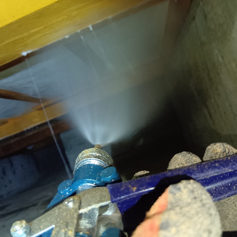 床下断熱材にシロアリ駆除剤を散布