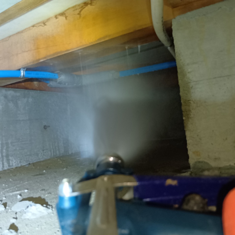 基礎にシロアリ駆除剤を散布