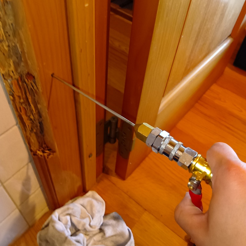 壁内部に直接シロアリ駆除剤を注入