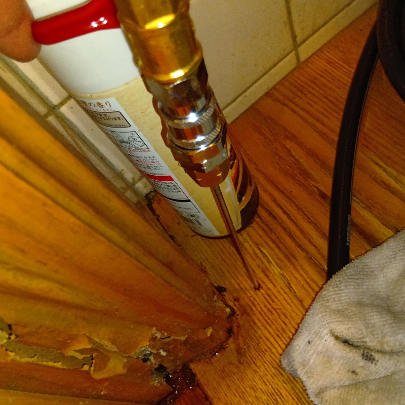 フローリングに穴を開けてシロアリ駆除剤を注入