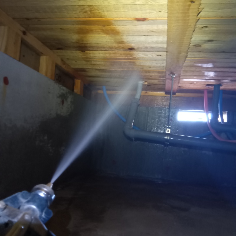 床下木材にシロアリ駆除剤を散布