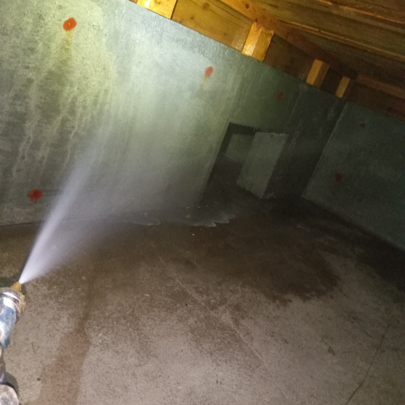 基礎にシロアリ駆除剤を散布