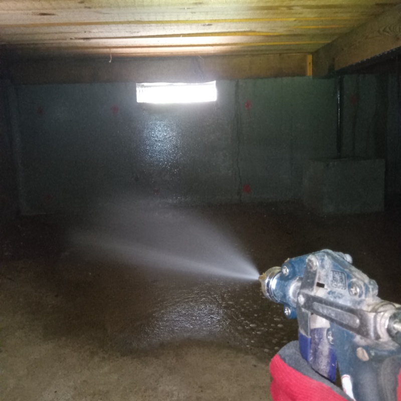 地面にシロアリ駆除剤を散布