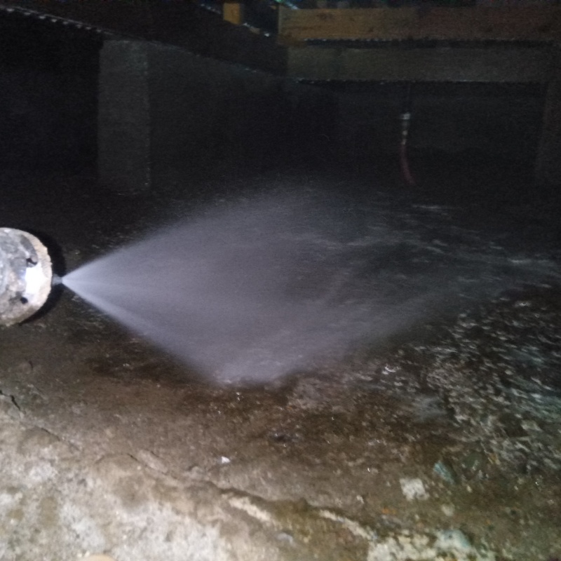 地面に防蟻剤を散布