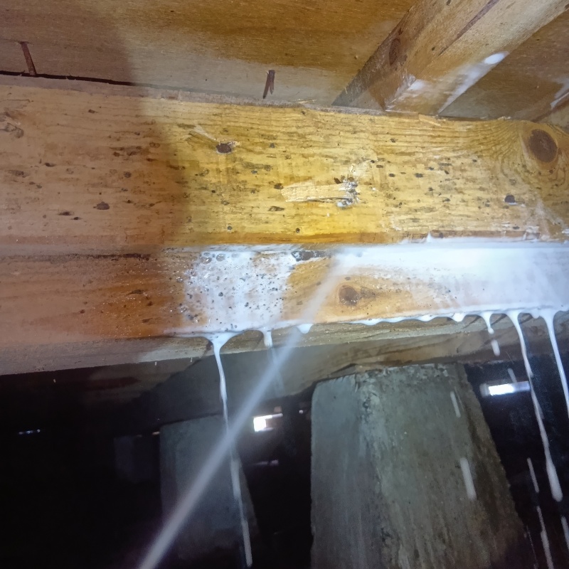 床下木材にシロアリ駆除剤を散布