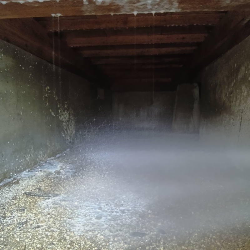 地面にシロアリ駆除剤を散布