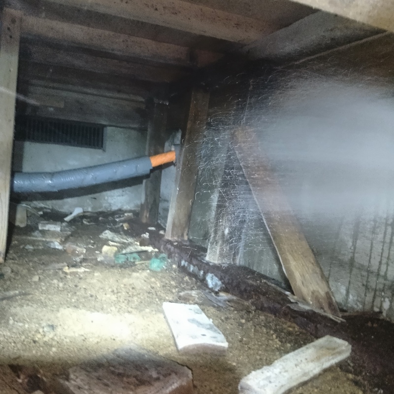 基礎にシロアリ駆除剤を散布