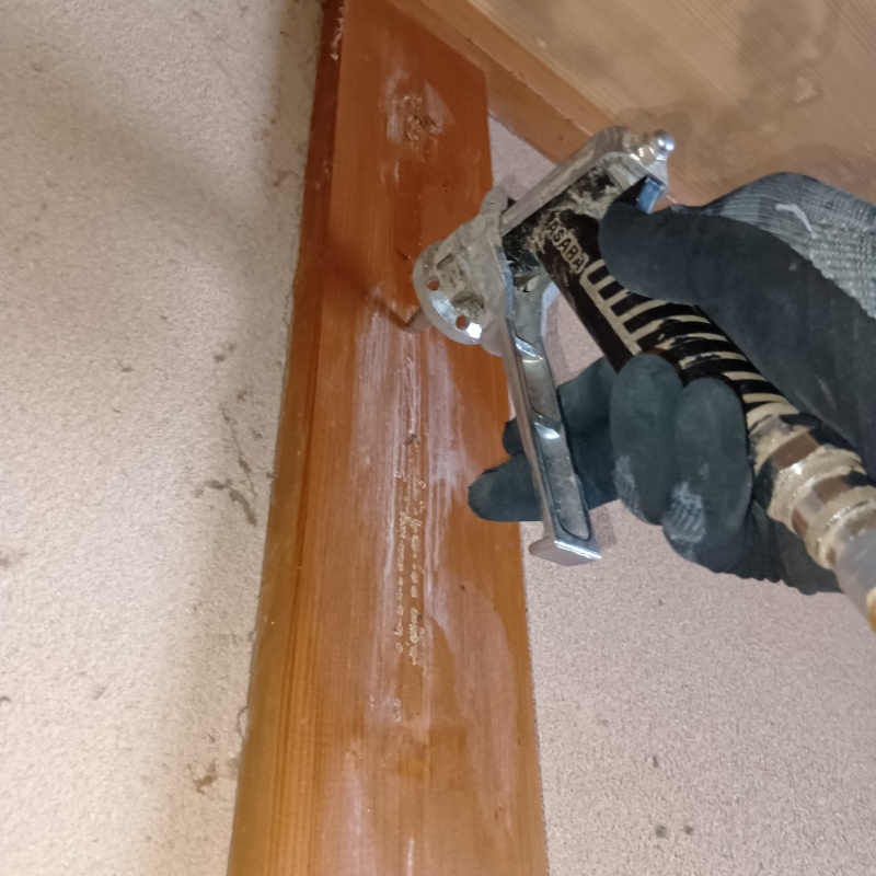 木の柱に穴を開けてシロアリ駆除剤を注入