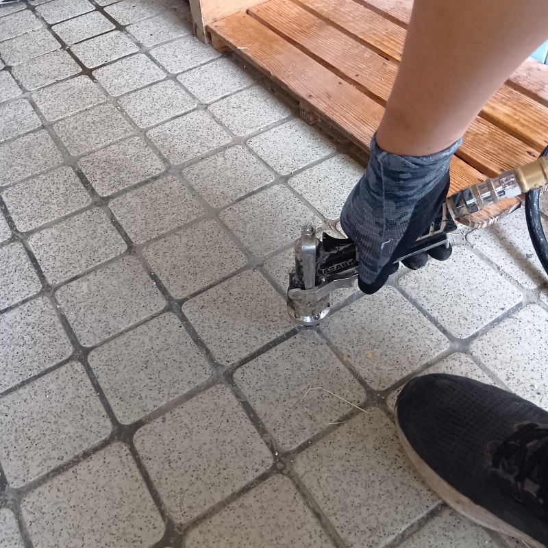 玄関床の目地からシロアリ駆除剤を注入