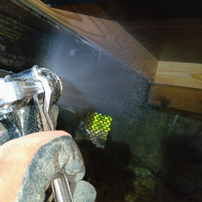 床下木材にシロアリ駆除剤を散布