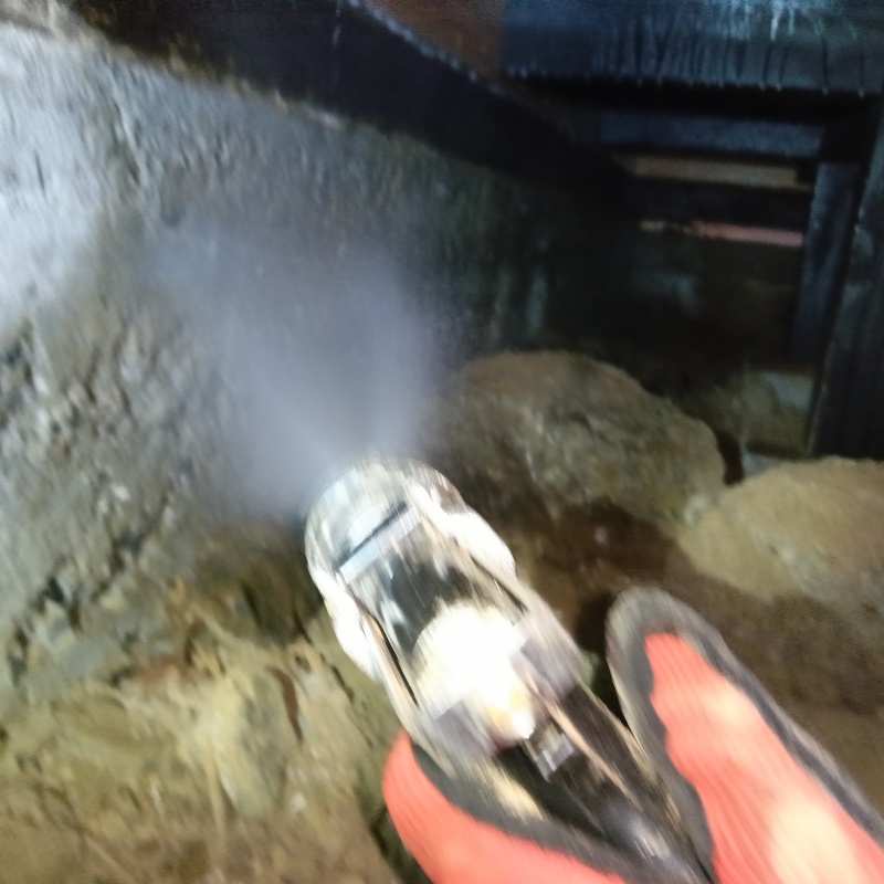 基礎にシロアリ駆除剤を散布