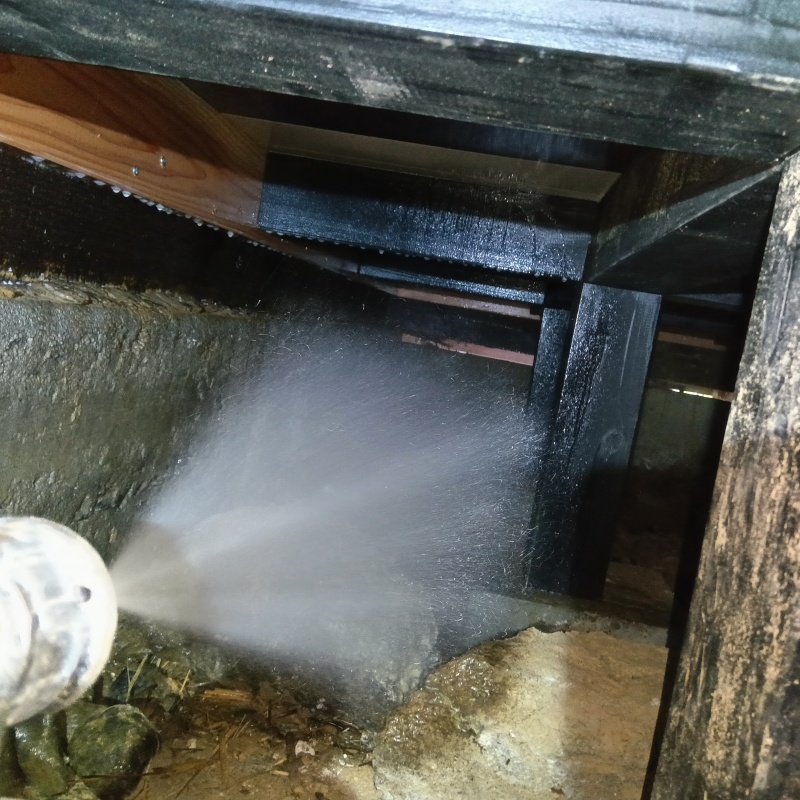 地面にシロアリ駆除剤を散布