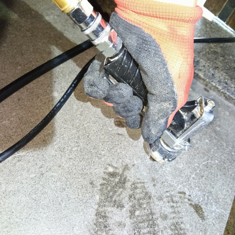 コンクリートに穴を開けてシロアリ駆除剤を注入