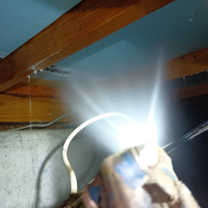 床下断熱材にシロアリ駆除剤を散布