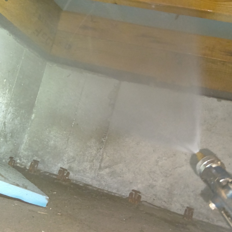 基礎にシロアリ駆除剤を散布