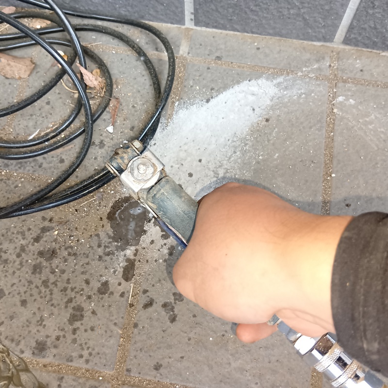 玄関床の目地からシロアリ駆除剤を注入