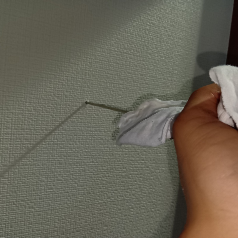 壁材に穴を開けてシロアリ駆除剤を注入