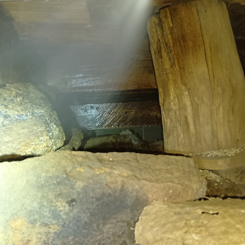 床下木材にシロアリ駆除剤を散布