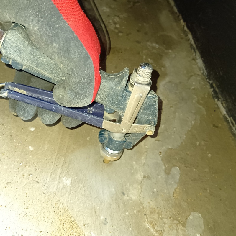 コンクリートに穴を開けてシロアリ駆除剤を注入