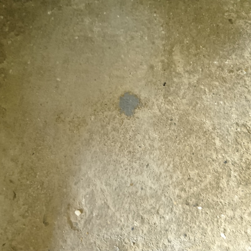 開けた穴をパテで補修