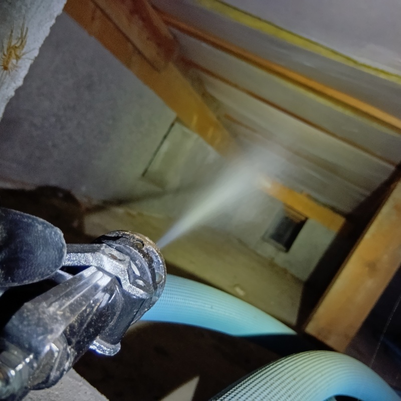 床下木材にシロアリ駆除剤を散布