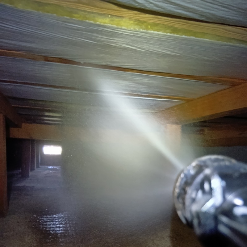 床下断熱材にシロアリ駆除剤を散布