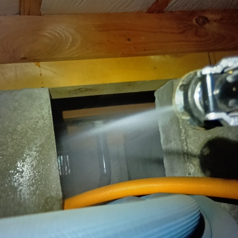 基礎にシロアリ駆除剤を散布