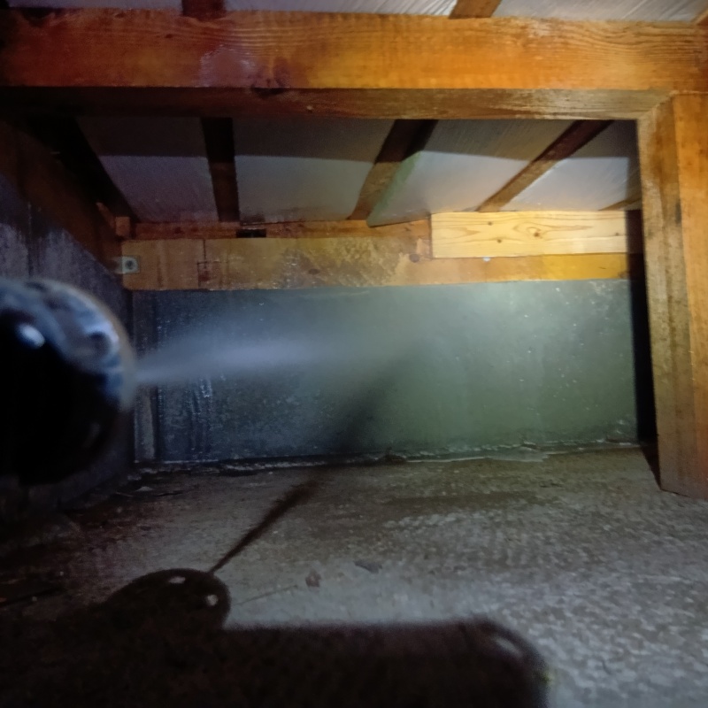 基礎にシロアリ駆除剤を吹き付ける様子