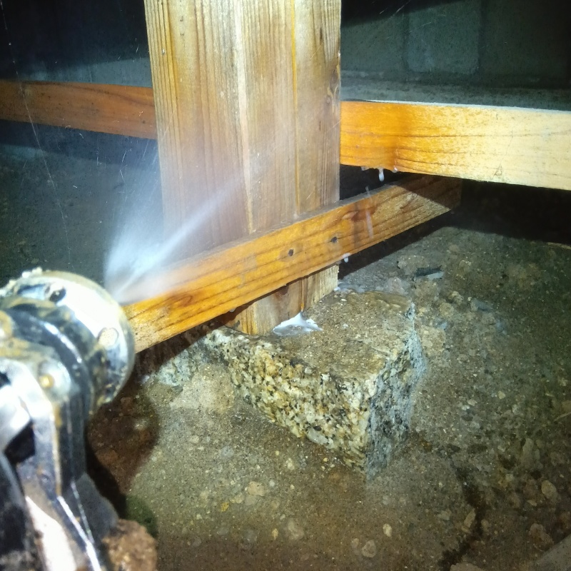 床下木材にシロアリ駆除剤を散布