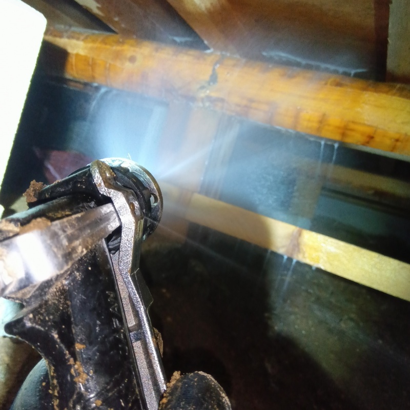 床下木材にシロアリ駆除剤を吹き付ける様子