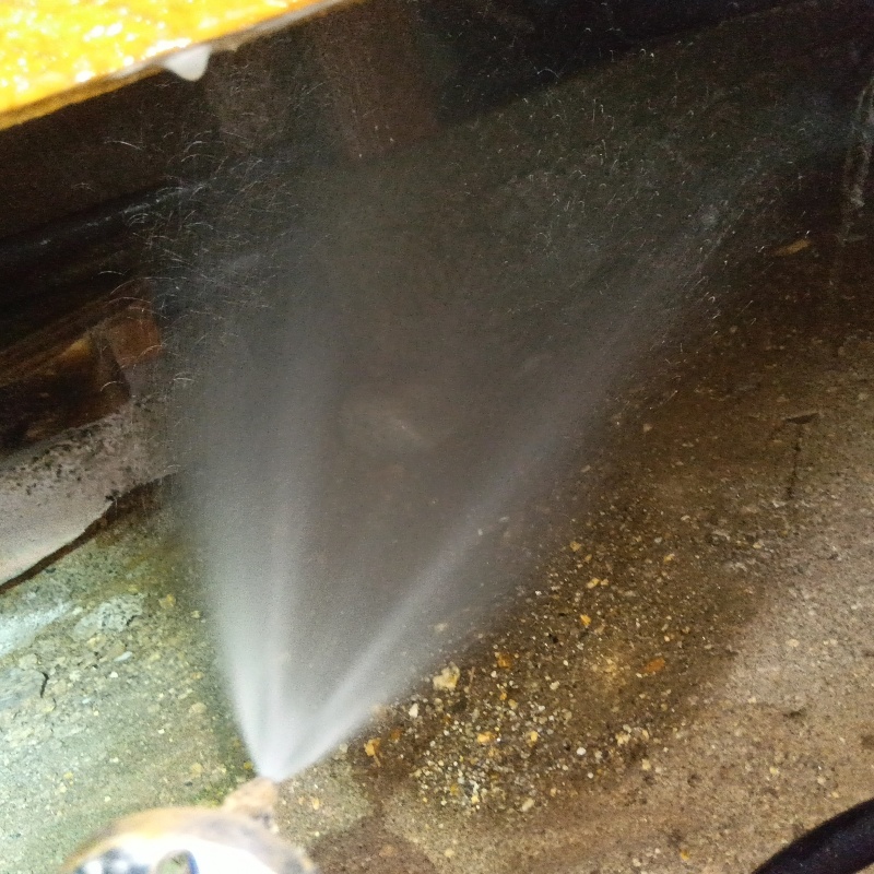 地面にシロアリ駆除剤を散布