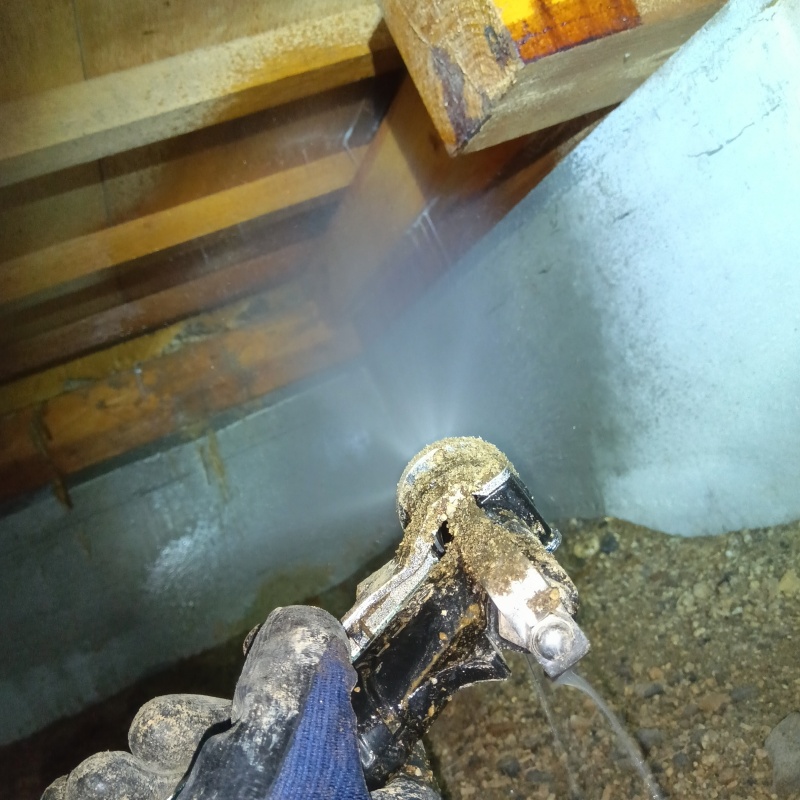 基礎にシロアリ駆除剤を散布